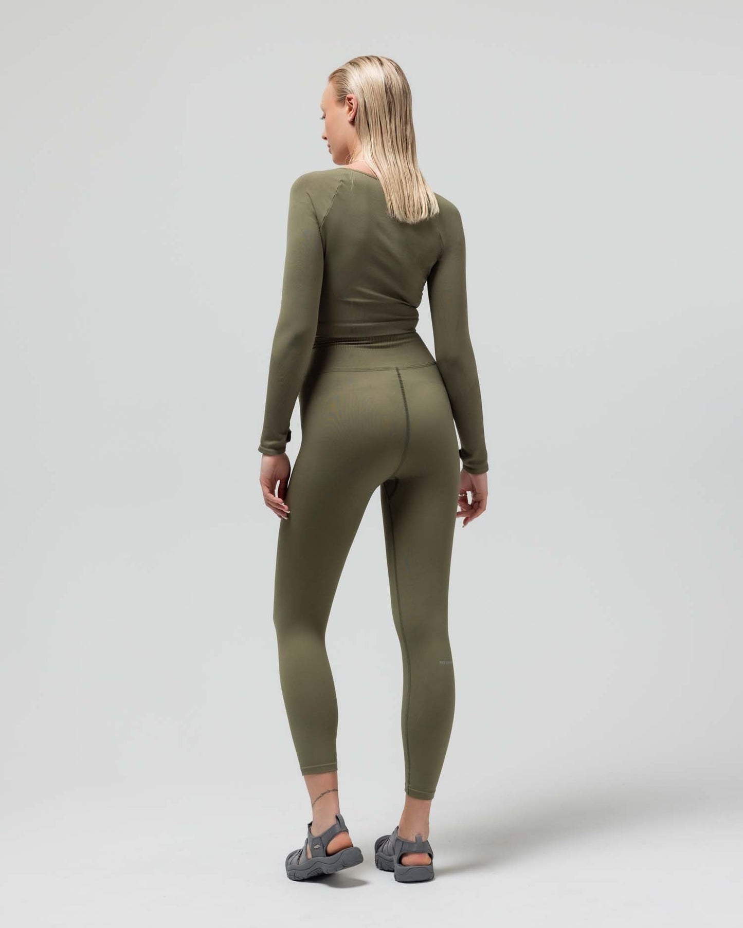 THE V-NECK LONG SLEEVE CROP TOP