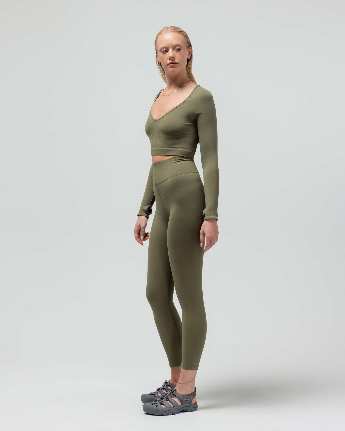 THE V-NECK LONG SLEEVE CROP TOP