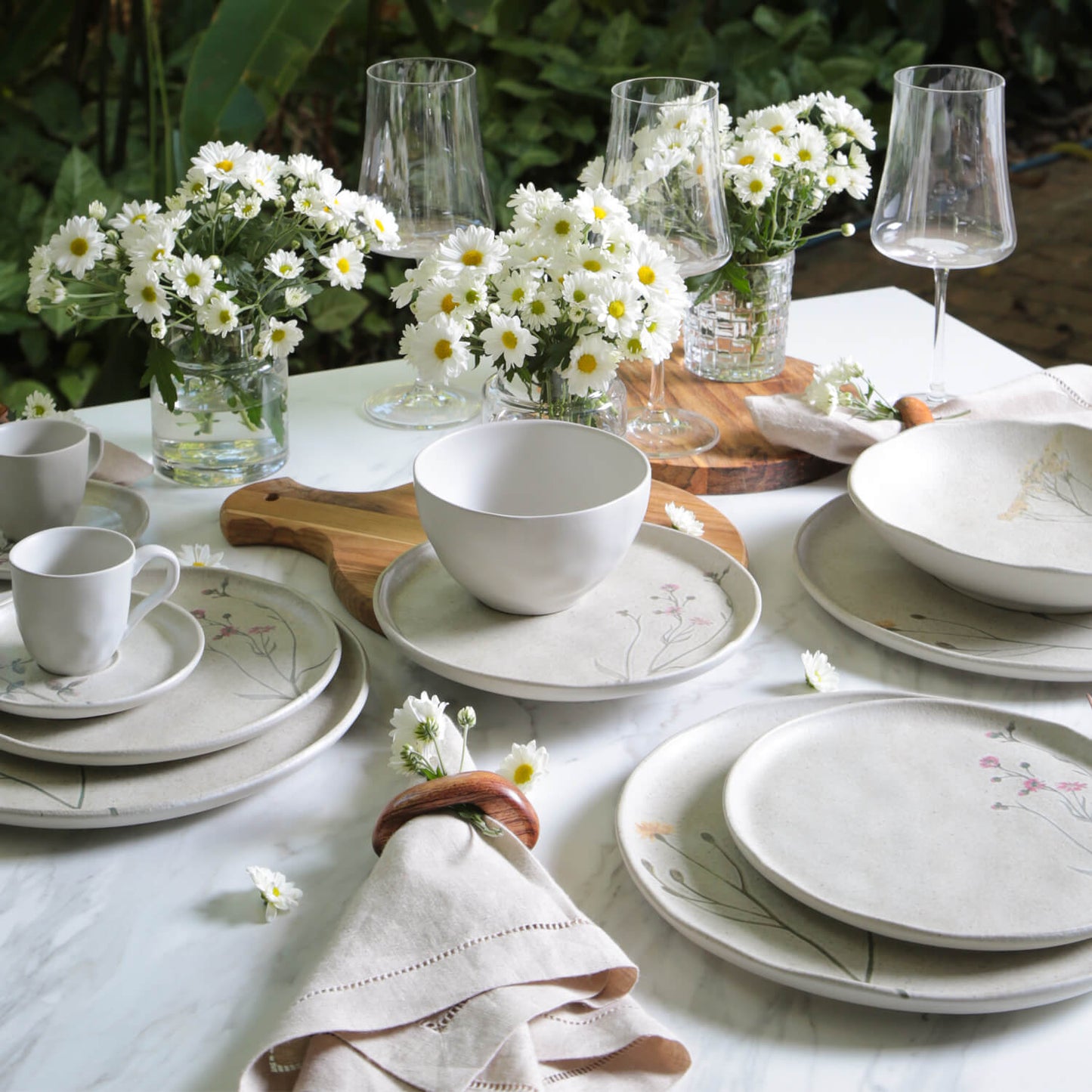 16 Pc. Dinnerware Set