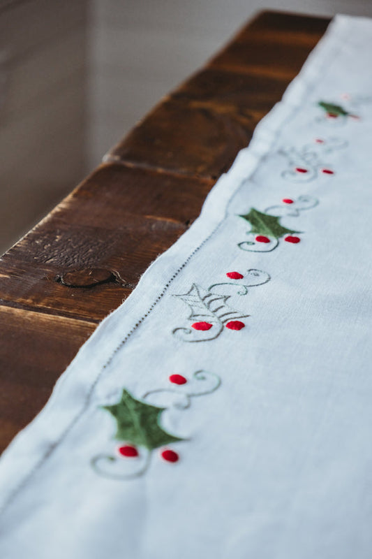 Table Runners - Holly Leaf
