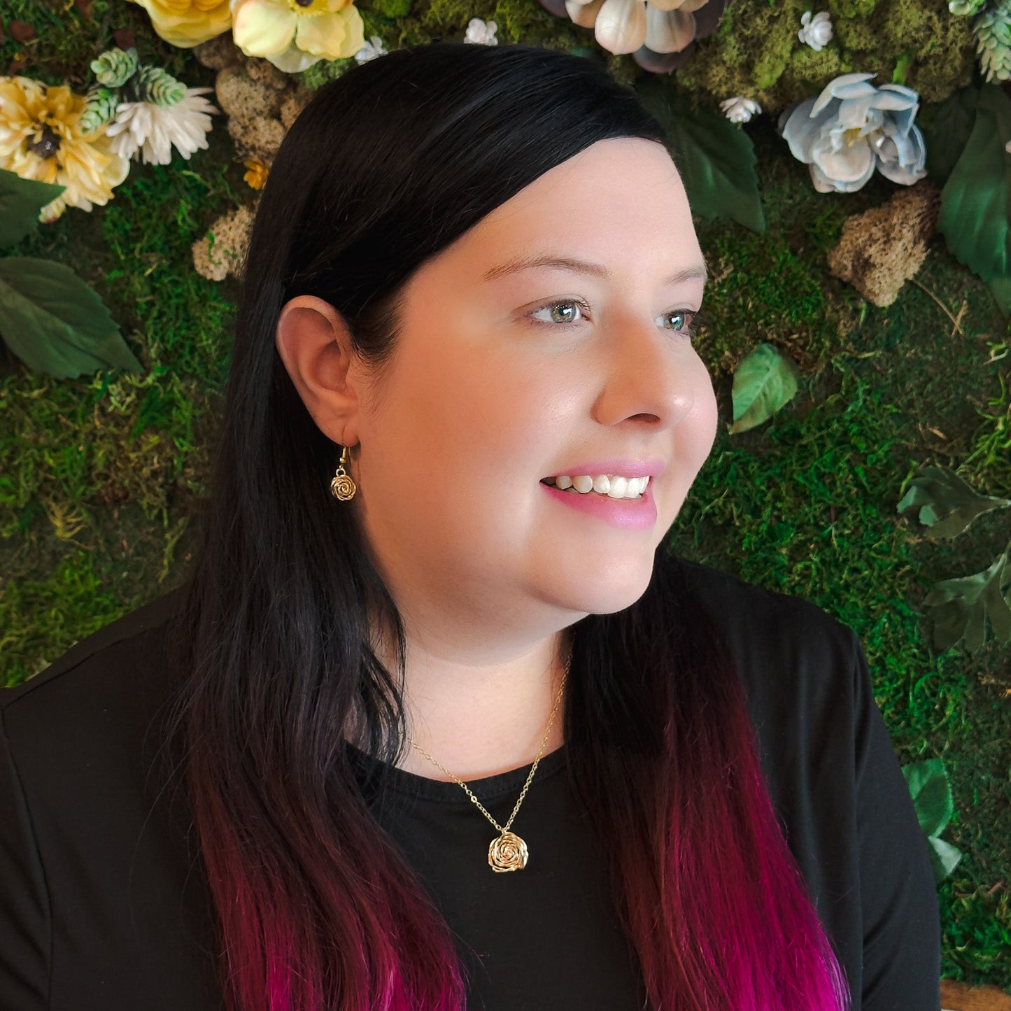 Rosette gold necklace